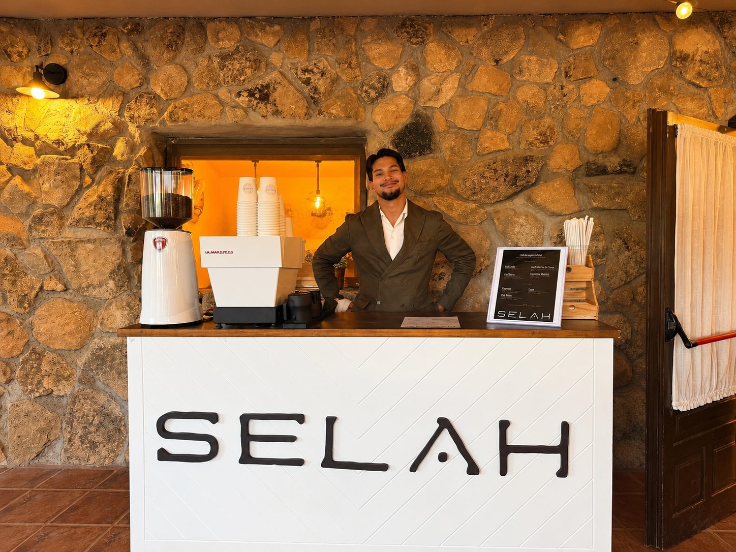 Juan José Arias González, fundador de Selah Coffee, en su stand de café de especialidad