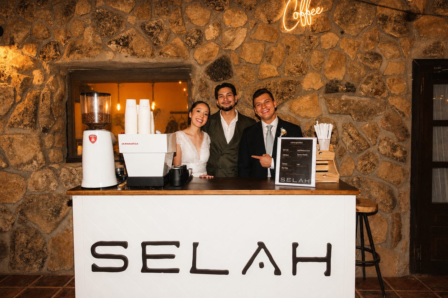 Felipe y Daniela con Juan José en el stand de Selah Coffee durante su boda en Madrid