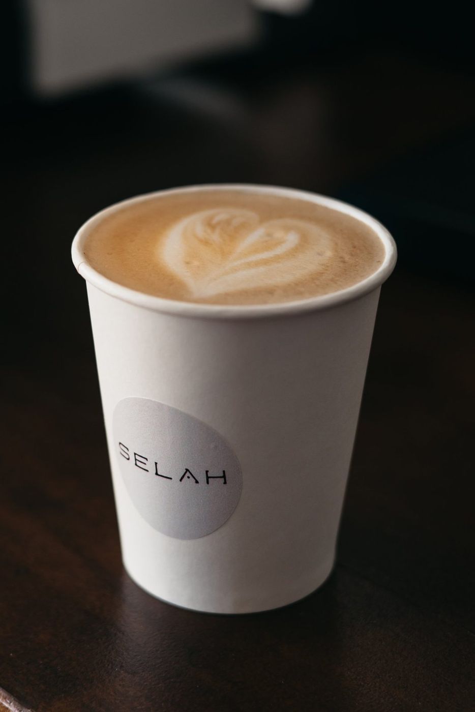 Latte con arte latte en un vaso de Selah Coffee