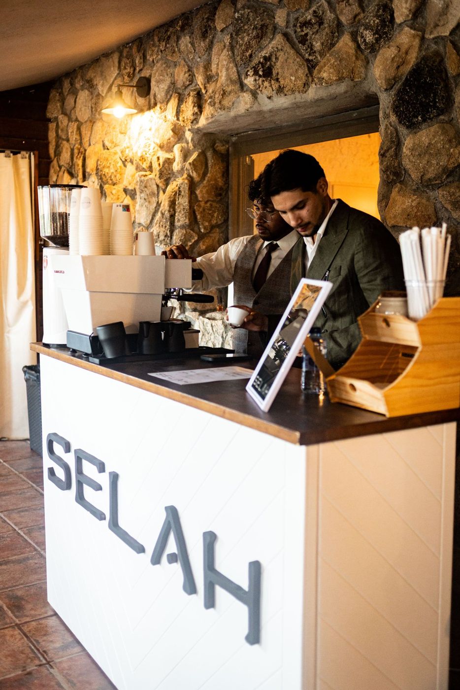 Barista de Selah Coffee sirviendo en una boda