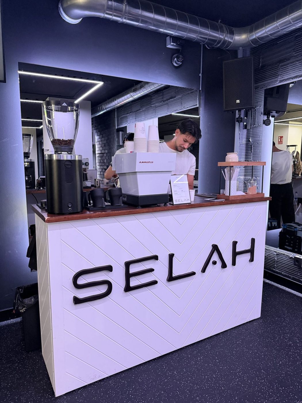Barista de Selah Coffee preparando café en el stand durante una celebración